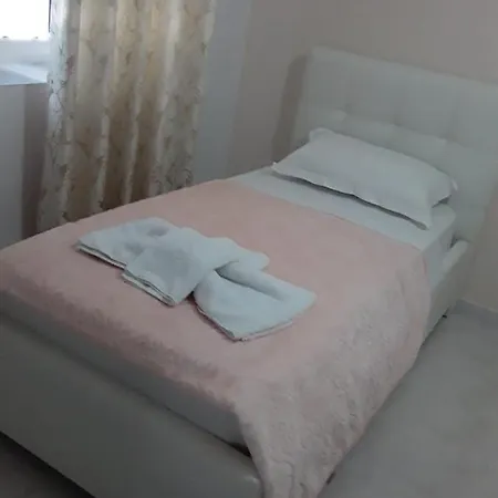 Eljos House *